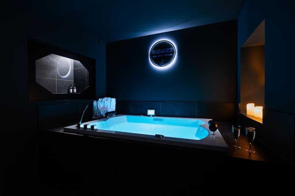 Galaxy La Tete Dans Les Etoiles Apartment Riom Bagian luar foto