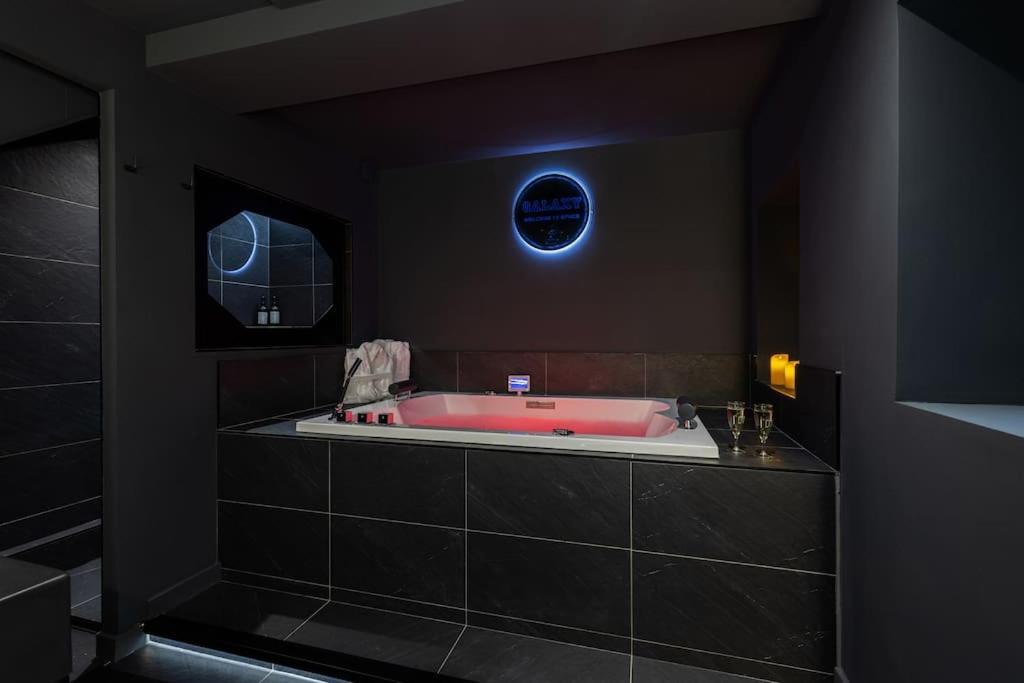 Galaxy La Tete Dans Les Etoiles Apartment Riom Bagian luar foto